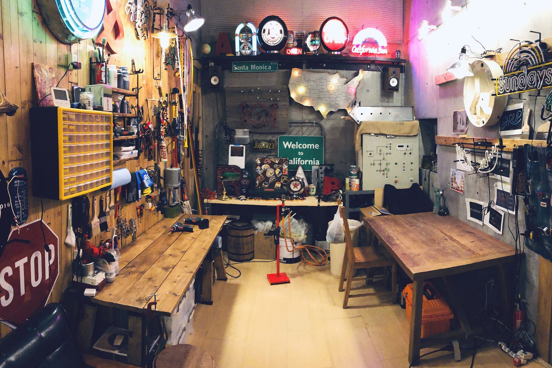 This is a workshop that makes signboards.